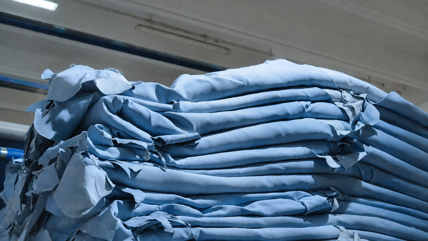 Pilha de couros bovinos wet blue em ambiente industrial